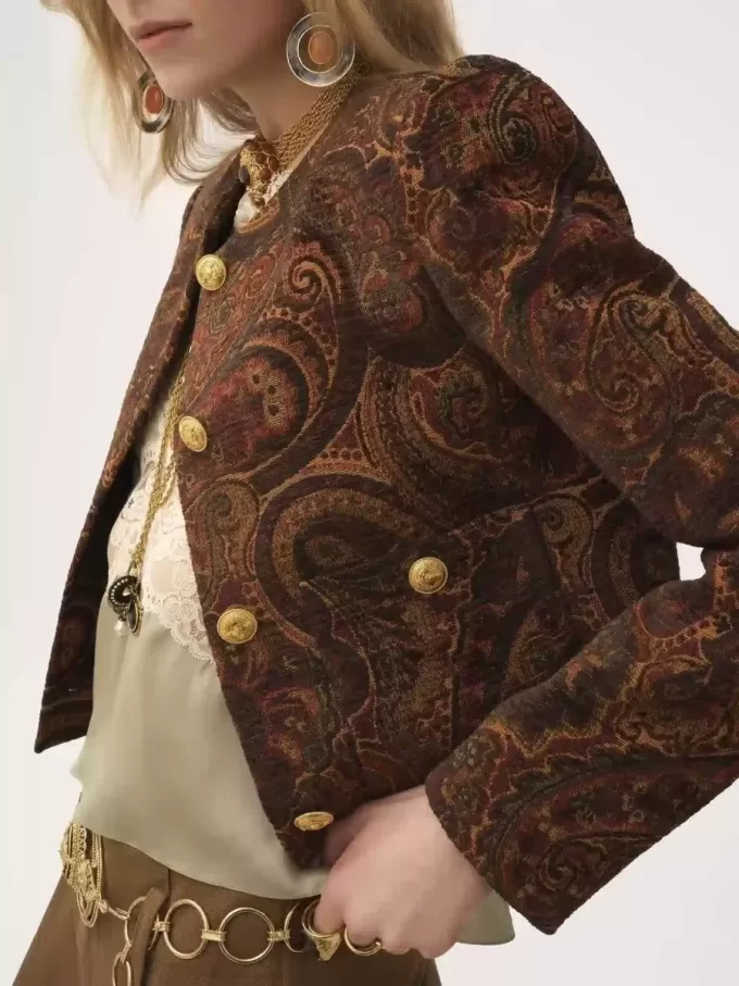 Kastig geschnittene Jacke ohne Kragen aus Gobelin-Jacquard Kastig geschnittene Jacke ohne Kragen aus Gobelin-Jacquard