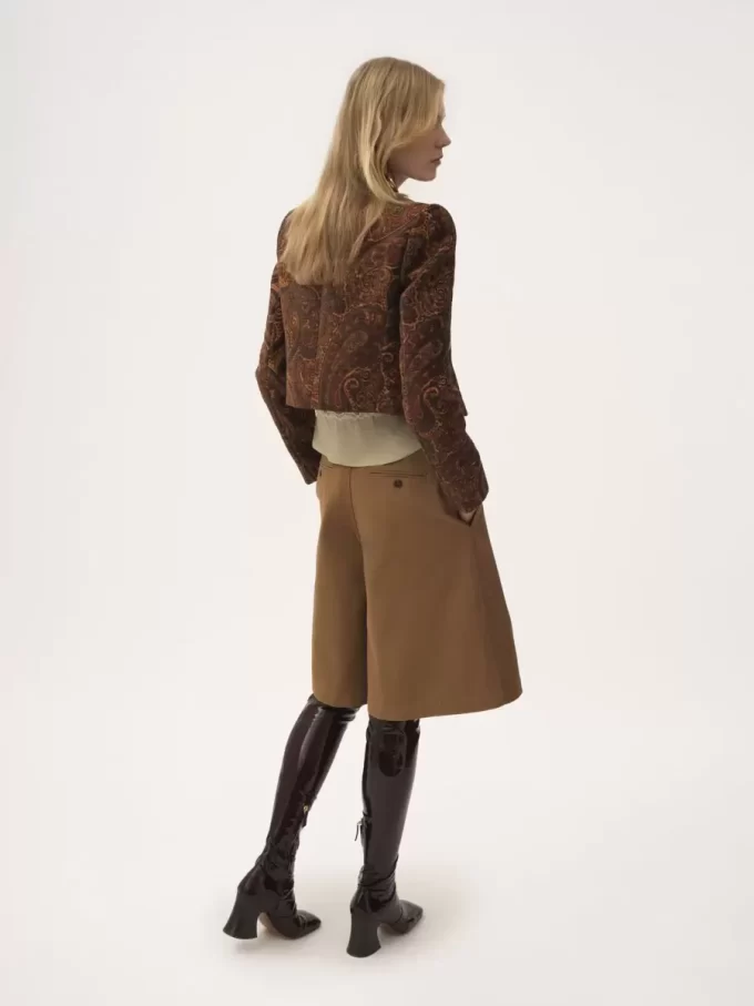 Kastig geschnittene Jacke ohne Kragen aus Gobelin-Jacquard Kastig geschnittene Jacke ohne Kragen aus Gobelin-Jacquard
