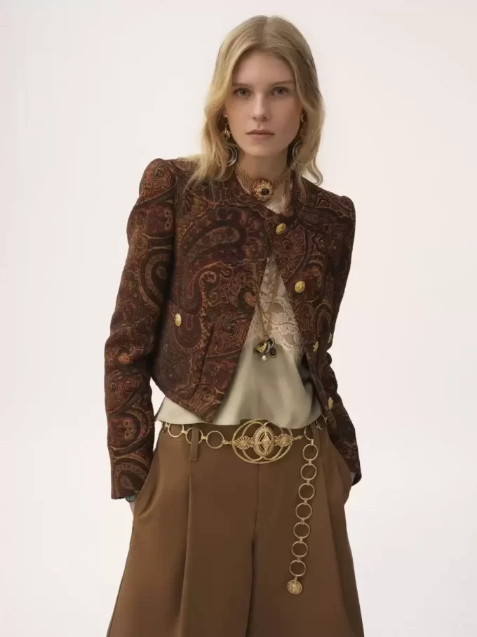 Kastig geschnittene Jacke ohne Kragen aus Gobelin-Jacquard Kastig geschnittene Jacke ohne Kragen aus Gobelin-Jacquard