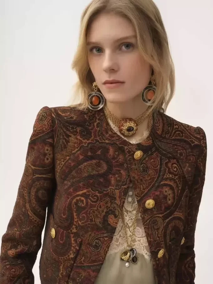 Kastig geschnittene Jacke ohne Kragen aus Gobelin-Jacquard Kastig geschnittene Jacke ohne Kragen aus Gobelin-Jacquard