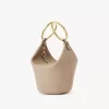Kleine Bracelet-Handtasche aus genarbtem Leder Kleine Bracelet-Handtasche aus genarbtem Leder