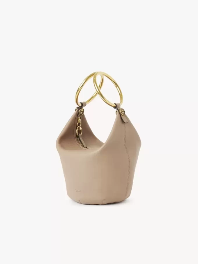 Kleine Bracelet-Handtasche aus genarbtem Leder Kleine Bracelet-Handtasche aus genarbtem Leder