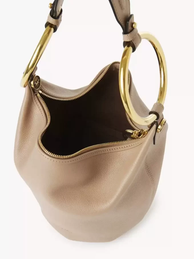Kleine Bracelet-Handtasche aus genarbtem Leder Kleine Bracelet-Handtasche aus genarbtem Leder
