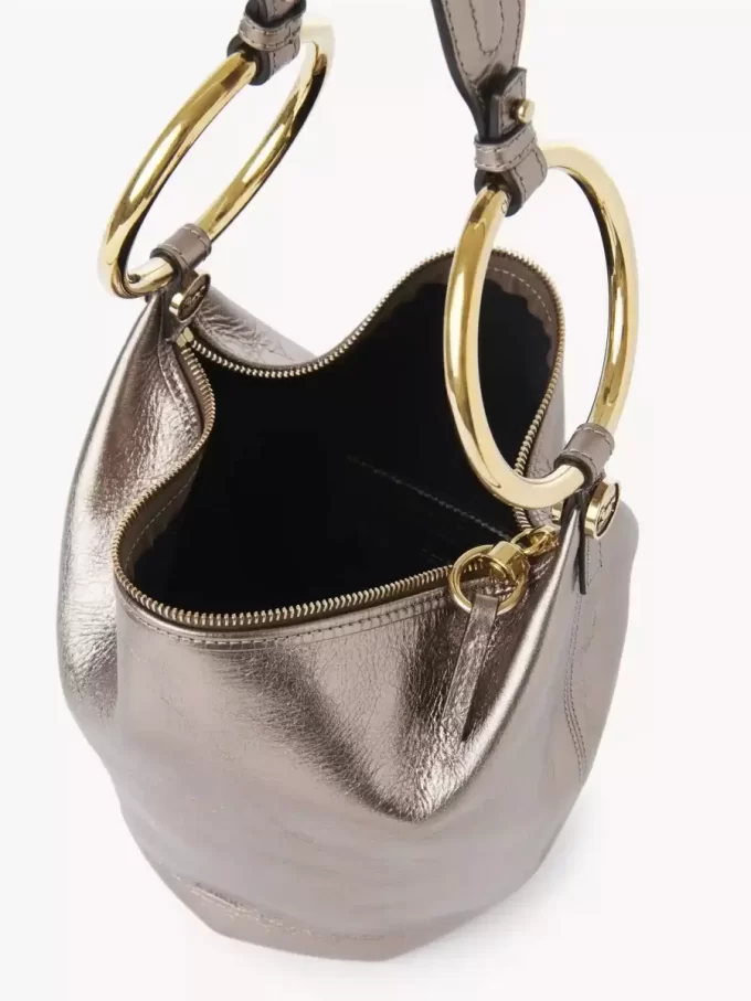 Kleine Bracelet-Handtasche aus metallisiertem Leder Kleine Bracelet-Handtasche aus metallisiertem Leder