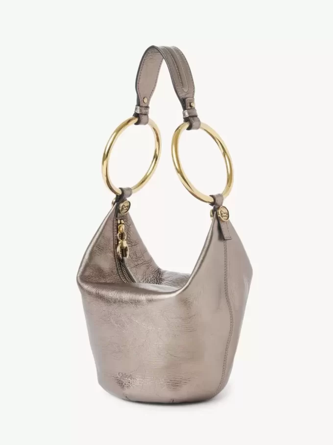 Kleine Bracelet-Handtasche aus metallisiertem Leder Kleine Bracelet-Handtasche aus metallisiertem Leder