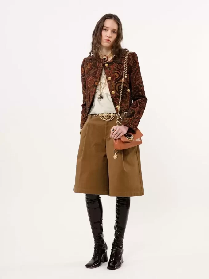 Kastig geschnittene Jacke ohne Kragen aus Gobelin-Jacquard Kastig geschnittene Jacke ohne Kragen aus Gobelin-Jacquard