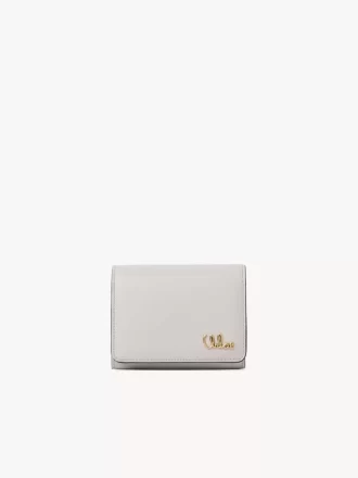 Kleine Chloé Iconic Trifold mit Münzfach aus genarbtem Leder