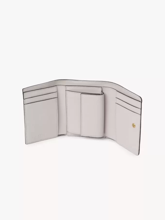Kleine Chloé Iconic Trifold mit Münzfach aus genarbtem Leder