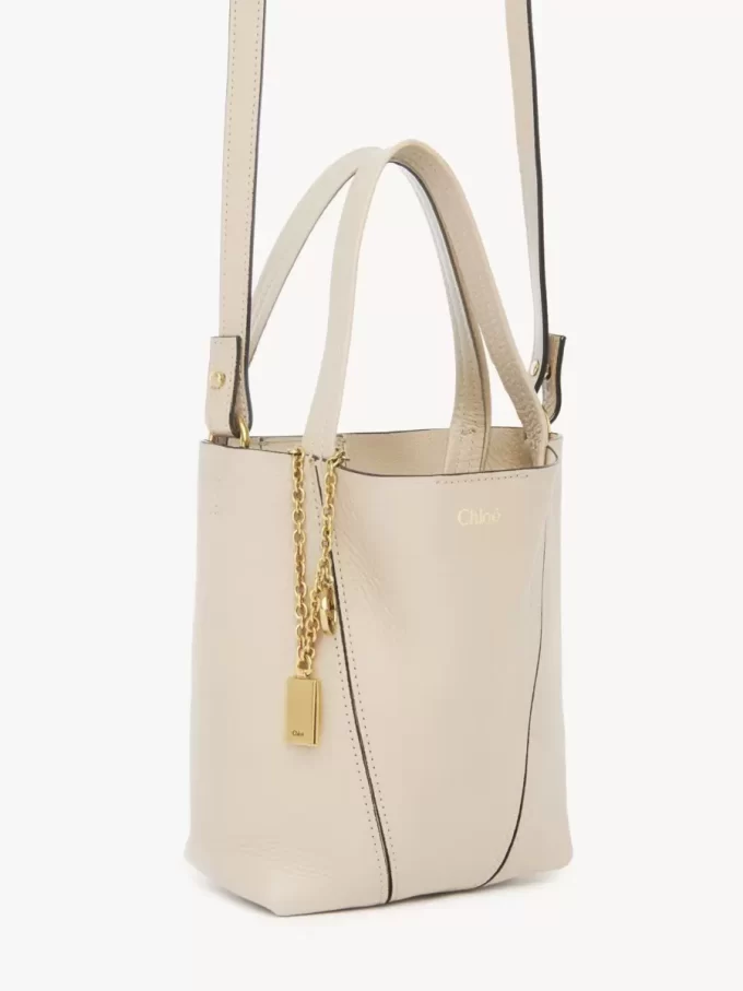 Kleine Chloé Spin Tote Bag aus genarbtem Leder Kleine Chloé Spin Tote Bag aus genarbtem Leder