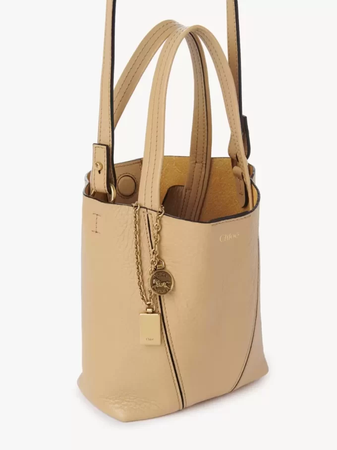 Kleine Chloé Spin Tote Bag aus genarbtem Leder Kleine Chloé Spin Tote Bag aus genarbtem Leder
