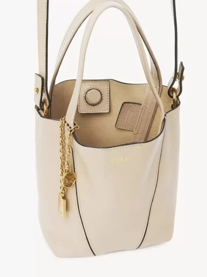 Kleine Chloé Spin Tote Bag aus genarbtem Leder Kleine Chloé Spin Tote Bag aus genarbtem Leder
