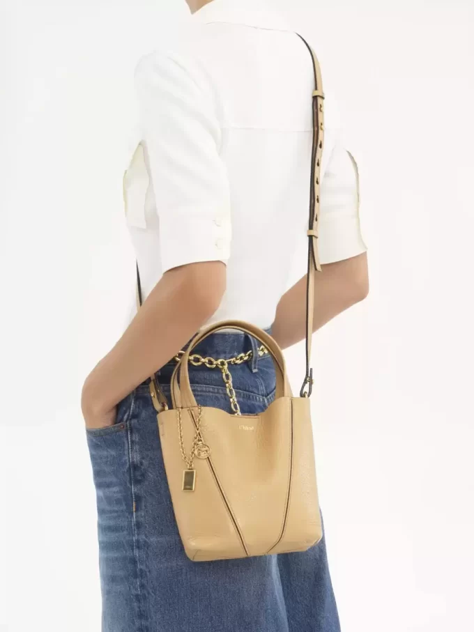 Kleine Chloé Spin Tote Bag aus genarbtem Leder Kleine Chloé Spin Tote Bag aus genarbtem Leder