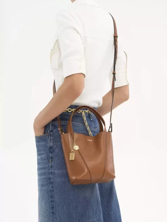 Kleine Chloé Spin Tote Bag aus genarbtem Leder