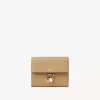 Kleine dreifach faltbare Chloé Charms-Brieftasche aus genarbtem Leder Kleine dreifach faltbare Chloé Charms-Brieftasche aus genarbtem Leder
