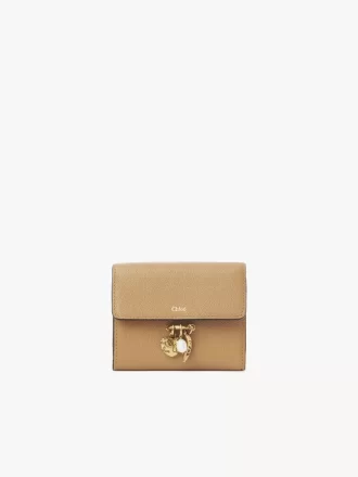 Kleine dreifach faltbare Chloé Charms-Brieftasche aus genarbtem Leder