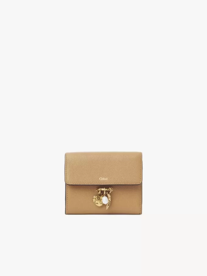 Kleine dreifach faltbare Chloé Charms-Brieftasche aus genarbtem Leder Kleine dreifach faltbare Chloé Charms-Brieftasche aus genarbtem Leder