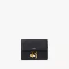 Kleine dreifach faltbare Chloé Charms-Brieftasche aus genarbtem Leder Kleine dreifach faltbare Chloé Charms-Brieftasche aus genarbtem Leder