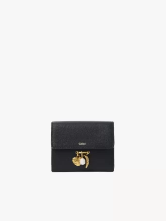 Kleine dreifach faltbare Chloé Charms-Brieftasche aus genarbtem Leder