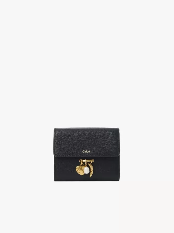 Kleine dreifach faltbare Chloé Charms-Brieftasche aus genarbtem Leder Kleine dreifach faltbare Chloé Charms-Brieftasche aus genarbtem Leder