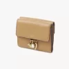 Kleine dreifach faltbare Chloé Charms-Brieftasche aus genarbtem Leder Kleine dreifach faltbare Chloé Charms-Brieftasche aus genarbtem Leder