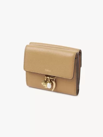 Kleine dreifach faltbare Chloé Charms-Brieftasche aus genarbtem Leder