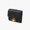Kleine dreifach faltbare Chloé Charms-Brieftasche aus genarbtem Leder Kleine dreifach faltbare Chloé Charms-Brieftasche aus genarbtem Leder