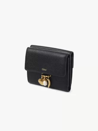 Kleine dreifach faltbare Chloé Charms-Brieftasche aus genarbtem Leder