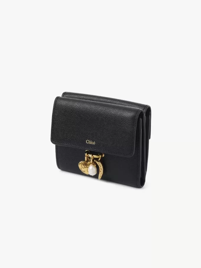 Kleine dreifach faltbare Chloé Charms-Brieftasche aus genarbtem Leder Kleine dreifach faltbare Chloé Charms-Brieftasche aus genarbtem Leder