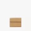 Kleine dreifach faltbare Chloé Charms-Brieftasche aus genarbtem Leder Kleine dreifach faltbare Chloé Charms-Brieftasche aus genarbtem Leder