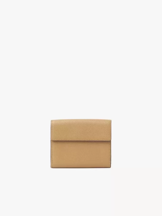 Kleine dreifach faltbare Chloé Charms-Brieftasche aus genarbtem Leder Kleine dreifach faltbare Chloé Charms-Brieftasche aus genarbtem Leder