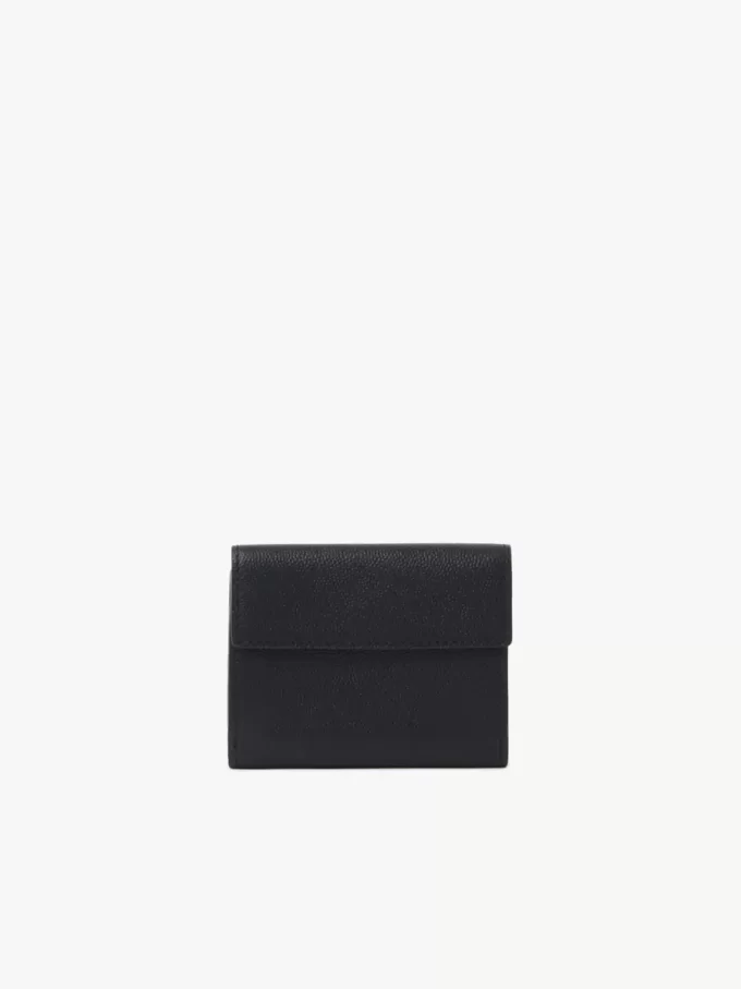 Kleine dreifach faltbare Chloé Charms-Brieftasche aus genarbtem Leder Kleine dreifach faltbare Chloé Charms-Brieftasche aus genarbtem Leder