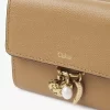 Kleine dreifach faltbare Chloé Charms-Brieftasche aus genarbtem Leder Kleine dreifach faltbare Chloé Charms-Brieftasche aus genarbtem Leder