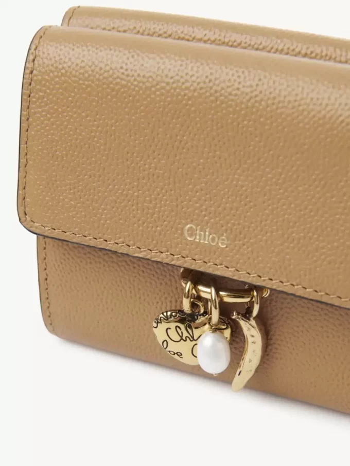 Kleine dreifach faltbare Chloé Charms-Brieftasche aus genarbtem Leder Kleine dreifach faltbare Chloé Charms-Brieftasche aus genarbtem Leder