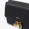 Kleine dreifach faltbare Chloé Charms-Brieftasche aus genarbtem Leder Kleine dreifach faltbare Chloé Charms-Brieftasche aus genarbtem Leder