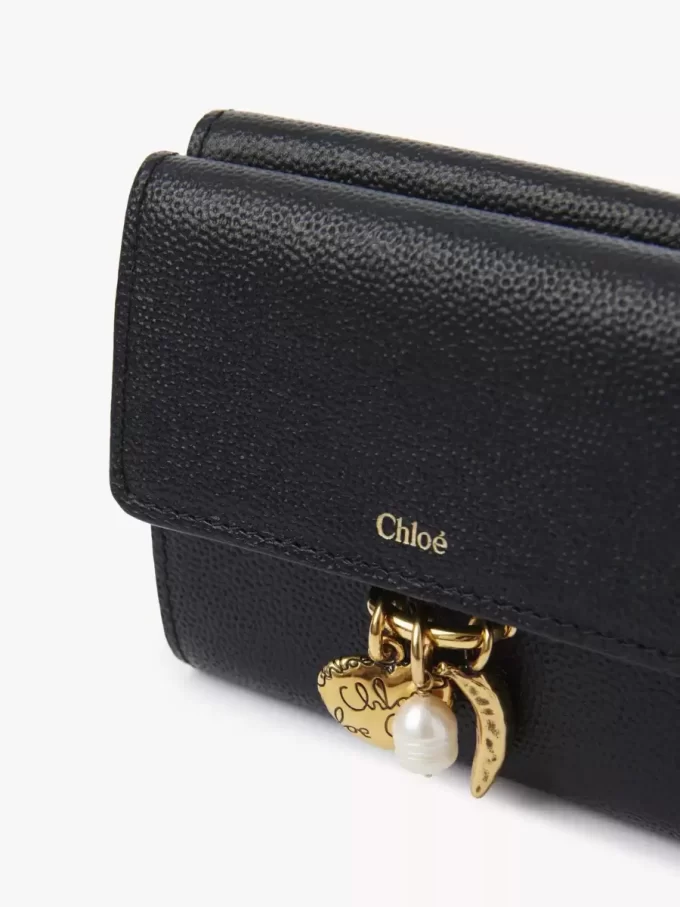 Kleine dreifach faltbare Chloé Charms-Brieftasche aus genarbtem Leder Kleine dreifach faltbare Chloé Charms-Brieftasche aus genarbtem Leder