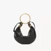 Kleine Hobo-Tasche mit Armband aus genarbtem Leder Kleine Hobo-Tasche mit Armband aus genarbtem Leder