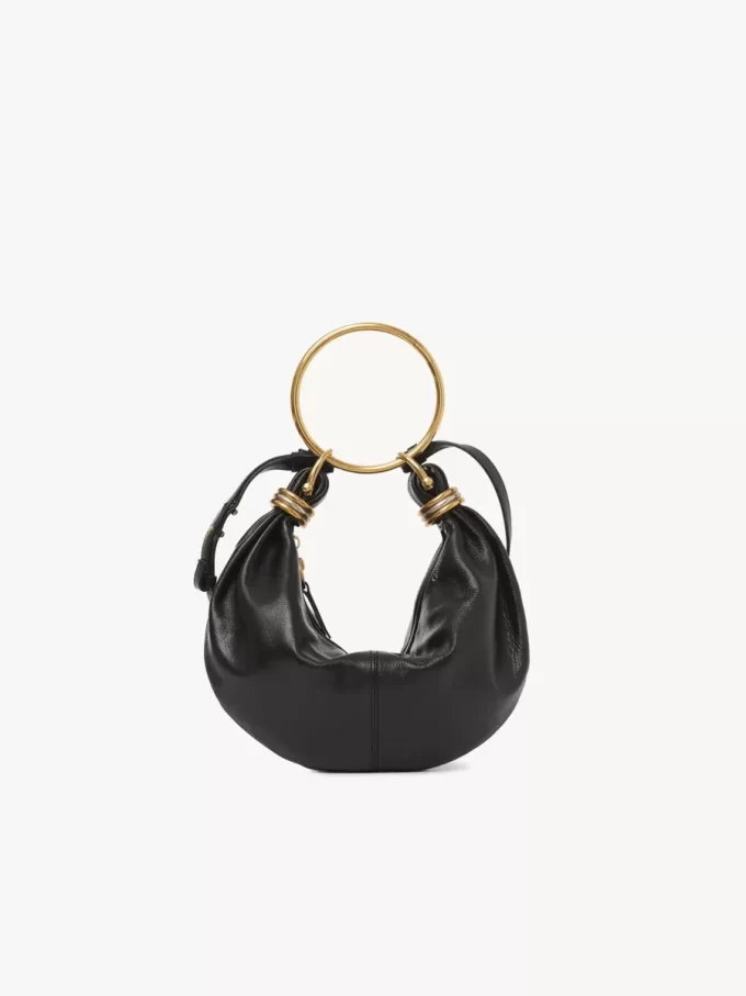 Kleine Hobo-Tasche mit Armband aus genarbtem Leder Kleine Hobo-Tasche mit Armband aus genarbtem Leder