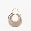 Kleine Hobo-Tasche mit Armband aus genarbtem Leder Kleine Hobo-Tasche mit Armband aus genarbtem Leder