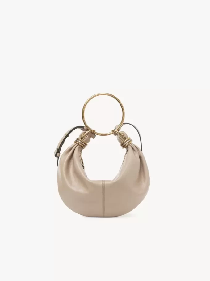 Kleine Hobo-Tasche mit Armband aus genarbtem Leder Kleine Hobo-Tasche mit Armband aus genarbtem Leder