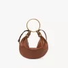 Kleine Hobo-Tasche mit Armband aus genarbtem Leder Kleine Hobo-Tasche mit Armband aus genarbtem Leder