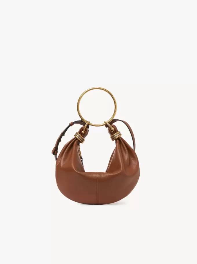 Kleine Hobo-Tasche mit Armband aus genarbtem Leder Kleine Hobo-Tasche mit Armband aus genarbtem Leder