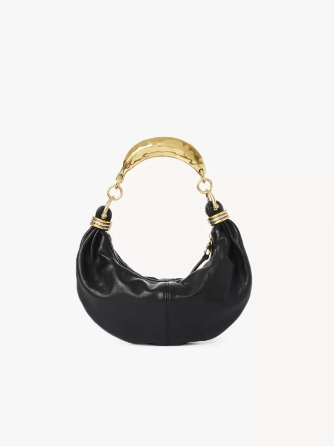 Kleine Hobo-Tasche mit Armband aus genarbtem Leder Kleine Hobo-Tasche mit Armband aus genarbtem Leder