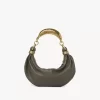 Kleine Hobo-Tasche mit Armband aus genarbtem Leder Kleine Hobo-Tasche mit Armband aus genarbtem Leder
