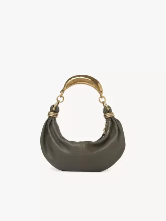Kleine Hobo-Tasche mit Armband aus genarbtem Leder