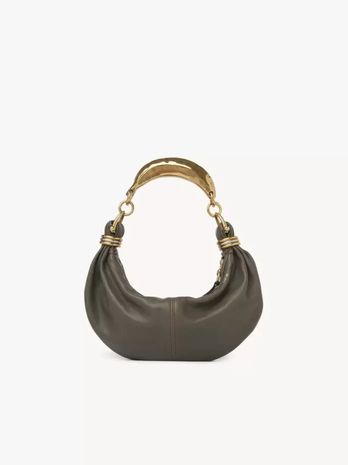 Kleine Hobo-Tasche mit Armband aus genarbtem Leder Kleine Hobo-Tasche mit Armband aus genarbtem Leder