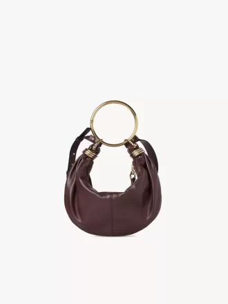 kleine hobo tasche mit armband aus genarbtem leder 1 330x440 - Kleine Hobo-Tasche mit Armband aus genarbtem Leder