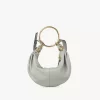 Kleine Hobo-Tasche mit Armband aus genarbtem Leder Kleine Hobo-Tasche mit Armband aus genarbtem Leder