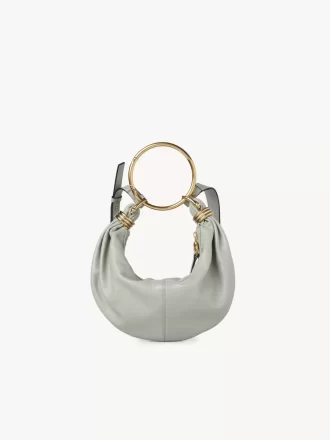 Kleine Hobo-Tasche mit Armband aus genarbtem Leder