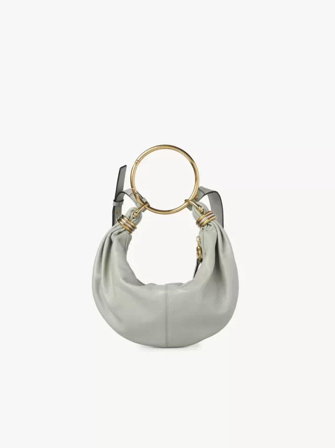 Kleine Hobo-Tasche mit Armband aus genarbtem Leder Kleine Hobo-Tasche mit Armband aus genarbtem Leder