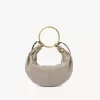 Kleine Hobo-Tasche mit Armband aus genarbtem Leder Kleine Hobo-Tasche mit Armband aus genarbtem Leder